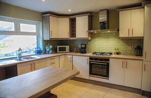 Een koelkast, een microgolfoven, een oven, een kookplaat