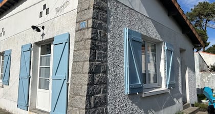 Charming house in Le Vieil, 50m from the beach.