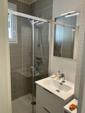 Een douche, een haardroger