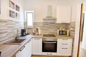 Jääkaappi, mikroaaltouuni, uuni, liesi