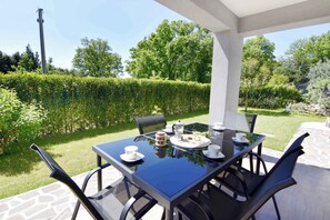 تناول الطعام بالخارج