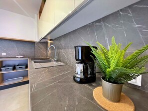 Kjøleskap, mikrobølgeovn, kokeplater og oppvaskmaskin