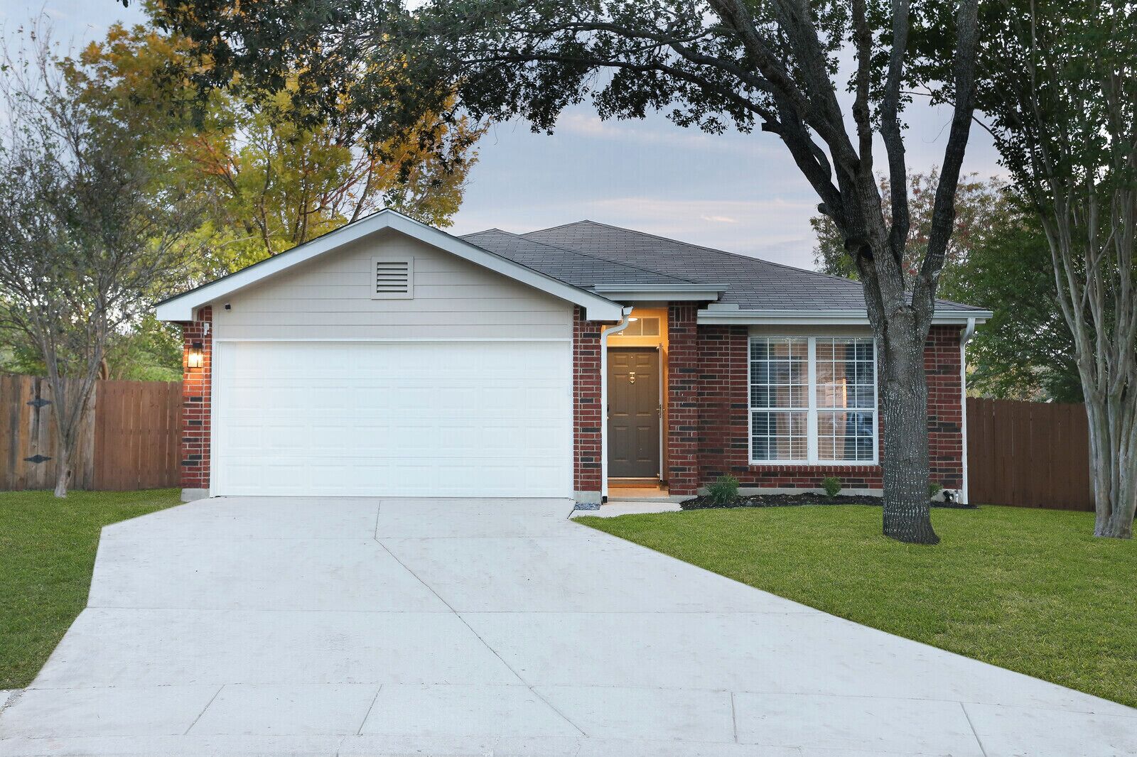 5 mns to Sea World! Beautiful, updated 1story home with large backyard & playset