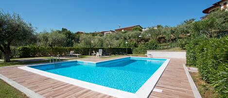 Kolam renang outdoor musiman