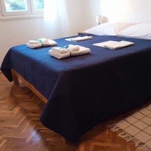 1 chambre, fer et planche à repasser, Wi-Fi, literie fournie