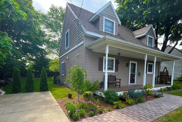 Exterior - Central Saratoga Gem-Minutes to Track, SPAC & More (Saratoga Springs)