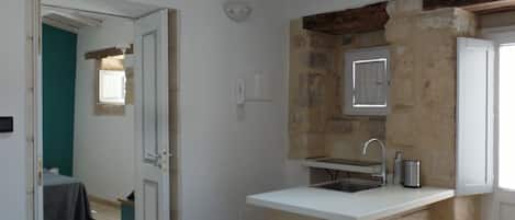 Leilighet, terrasse, bakgårdsutsikt | Oppholdsområde | En 35-tommers Flatskjerm-TV med digitale kanaler