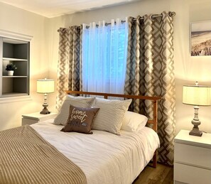 4 bedrooms, iron/ironing board, WiFi, bed sheets - Hillside Hideaway - Up By The Ravine w/ 5 Minute Walk to Little Beach (Port Stanley)