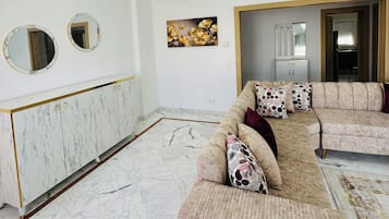 Apartment, 3 Bedrooms, Accessible, Smoking | Ruang tamu
