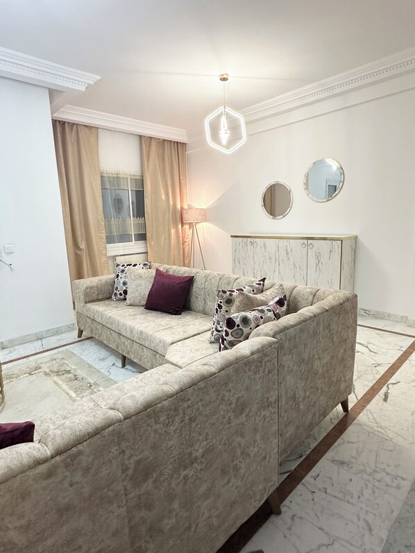 Apartment, 3 Bedrooms, Accessible, Smoking | Living area