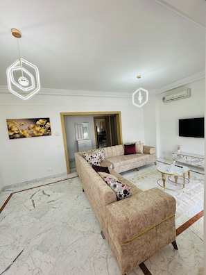 Apartment, 3 Bedrooms, Accessible, Smoking | Living area