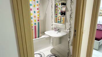 Apartment, 3 Bedrooms, Accessible, Smoking | Bathroom