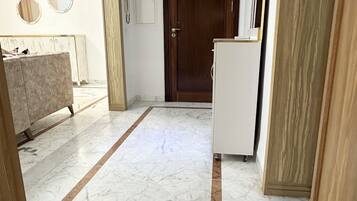 Apartment, 3 Bedrooms, Accessible, Smoking | Interior