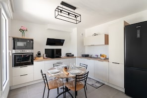 Refrigerador, microondas, horno y lavavajillas 