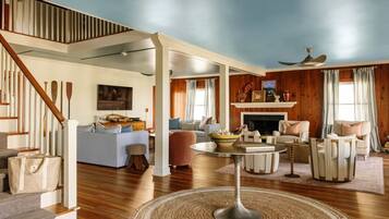 Smart TV, fireplace