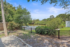 Property grounds - Serenity on the water: minutes from the key, sleeps up to 10! (Sarasota)