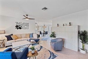 Living area - Serenity on the water: minutes from the key, sleeps up to 10! (Sarasota)