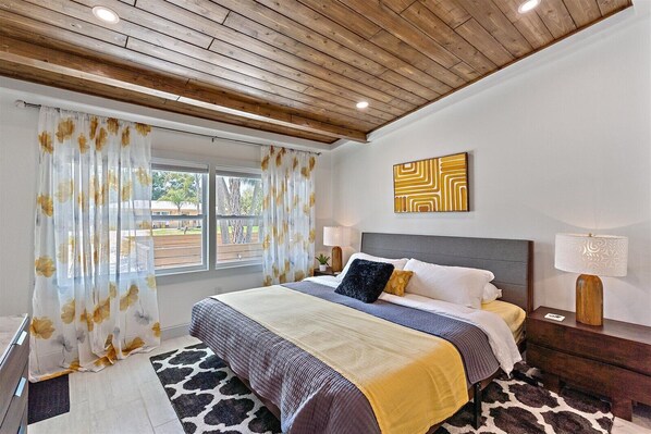 4 bedrooms, iron/ironing board, WiFi, bed sheets - Serenity on the water: minutes from the key, sleeps up to 10! (Sarasota)