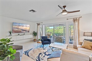 Living area - Serenity on the water: minutes from the key, sleeps up to 10! (Sarasota)