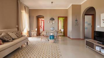 Nhà, quang cảnh biển | Phòng khách | TV 35-inch có truyền hình kỹ thuật số