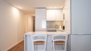 Kylskåp, mikrovågsugn, ugn och spishäll