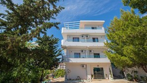 A multi-story building with a flat roof, surrounded by trees. - Villa Gaudium (Orikum)