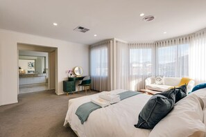 6 bedrooms, desk, iron/ironing board, WiFi