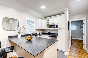 Geladeira, micro-ondas, fogão, cooktop