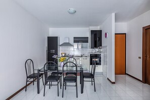 Apartment | Eigene Küche | Großer Kühlschrank, Mikrowelle, Ofen, Herdplatte