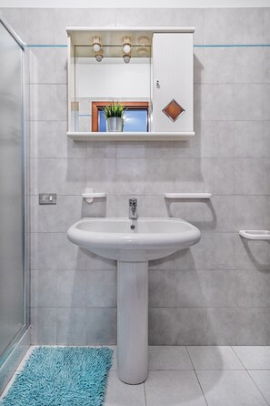 Apartemen | Kamar mandi | Shower, pengering rambut, kloset, dan handuk