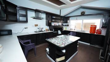 Microondas, horno, placa de cocina, lavavajillas