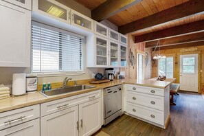 Jääkaappi, mikroaaltouuni, uuni, liesi