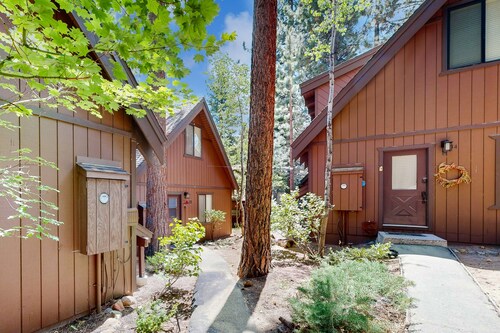 Classic Tahoe escape w/private deck, gas grill, walk to golf course