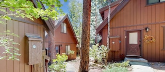 Classic Tahoe escape w/private deck, gas grill, walk to golf course