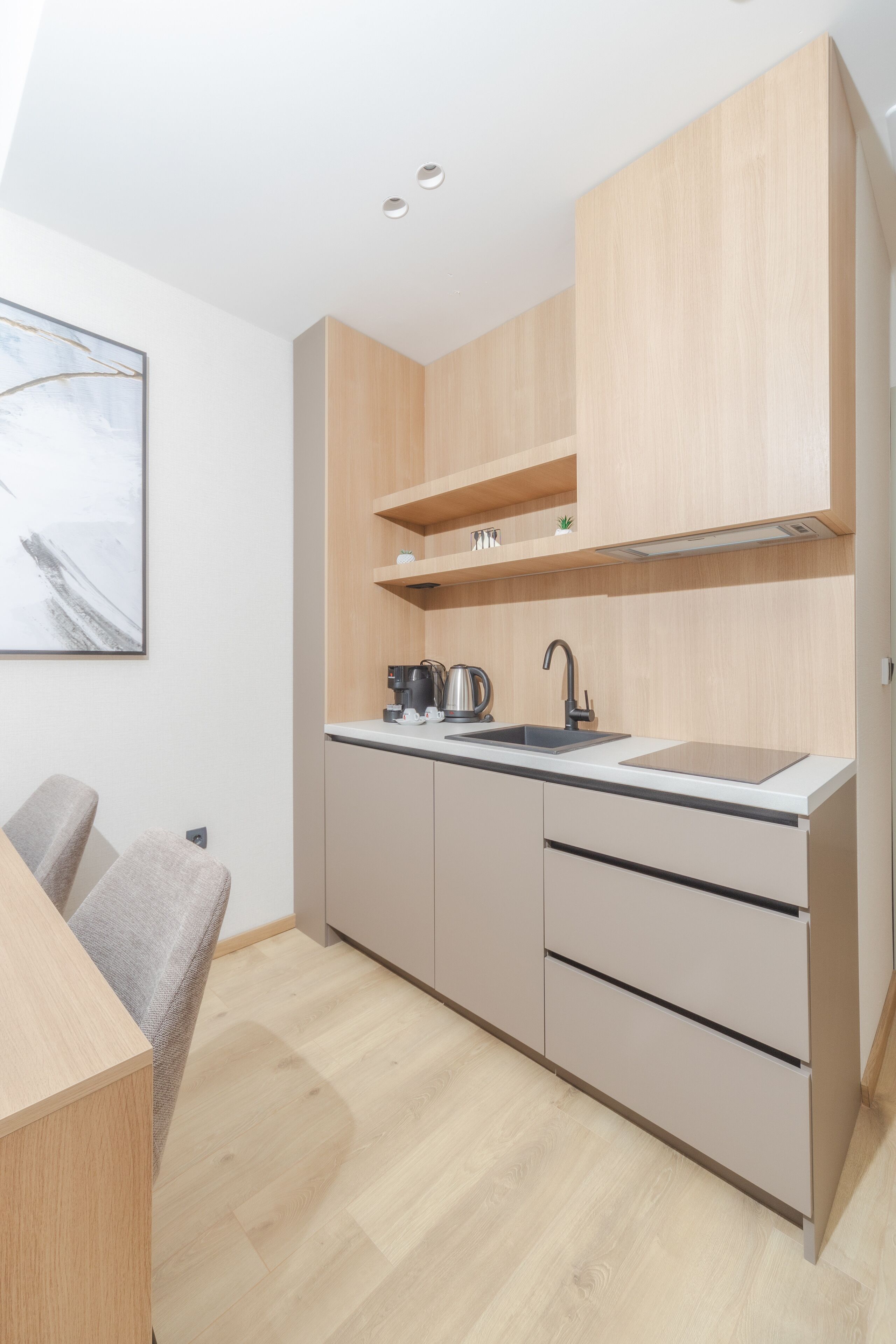 Une cuisine moderne avec des meubles en bois, un plan de travail et un évier.