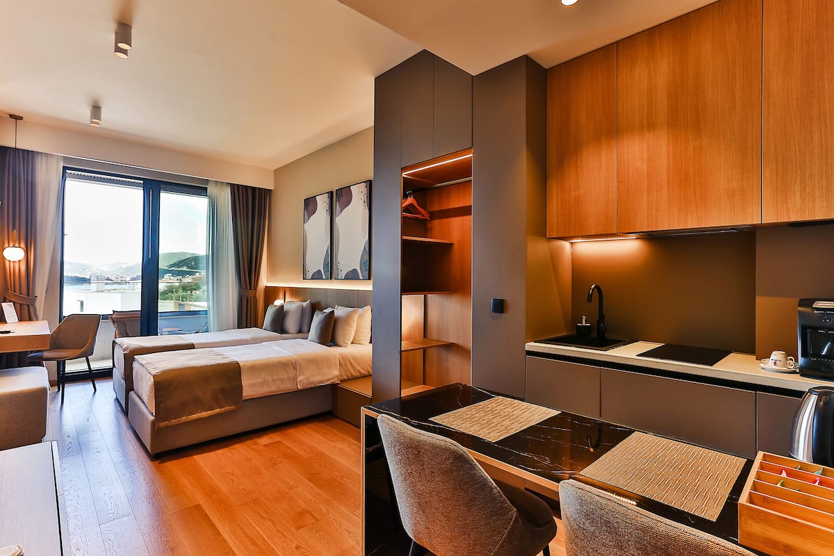 In-room safe, free WiFi, bed sheets