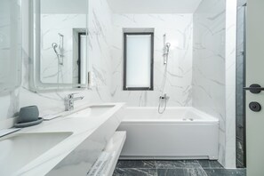 Superior Room Sea View | Bathroom | Separate bathtub and shower, hair dryer, towels, soap - Hotel kingStone Budva (Przno)