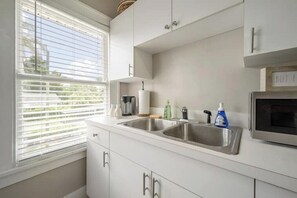 Fridge, microwave - Beautiful Apt Blocks from the River Walk!
(Tampa)