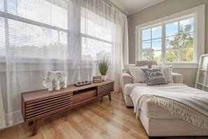 1 bedroom, desk, WiFi, bed sheets - Beautiful Apt Blocks from the River Walk!
(Tampa)