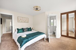 3 Schlafzimmer, Schreibtisch, Bügeleisen/Bügelbrett, WLAN