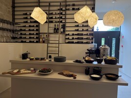 Café da manhã completo grátis todos os dias