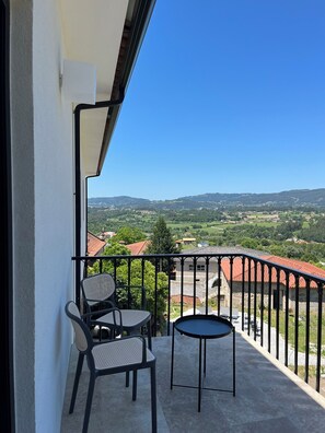 Chambre Confort double, terrasse, vue sur la montagne | Vue de la chambre