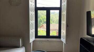 Deluxe Suite, Balcony | Living area