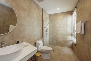 Een douche, een haardroger, een bidet, handdoeken