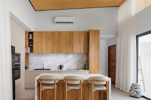 Een koelkast, een magnetron, een oven, een kookplaat