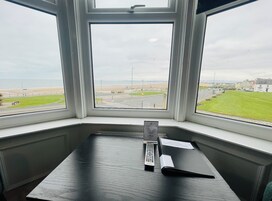 Habitación estándar doble, vistas al mar | Edredones de plumas y espacio para trabajar con un portátil