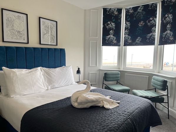 Dobbeltrom – standard, sjøutsikt | Dundyner, skrivebord for bærbar PC og blendingsgardiner