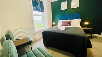 Standaard tweepersoonskamer, uitzicht op zee | Donzen dekbedden, een laptopwerkplek, verduisterende gordijnen