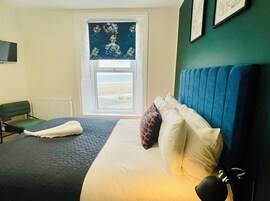 Habitación estándar doble, vistas al mar | Edredones de plumas y espacio para trabajar con un portátil