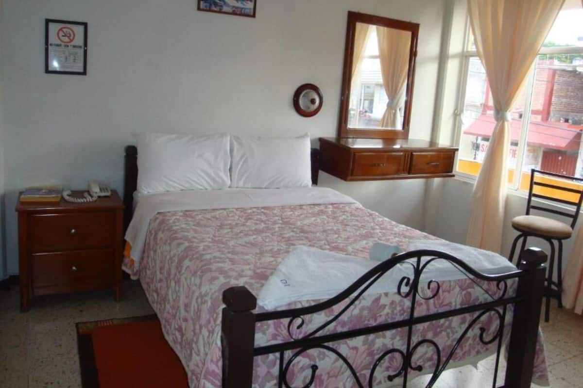 Quarto standard, 1 cama de casal | Escrivaninha, cortinas blackout, Wi-Fi de cortesia, roupa de cama